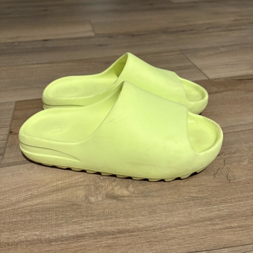 Adidas‎ Yeezy slide glow green